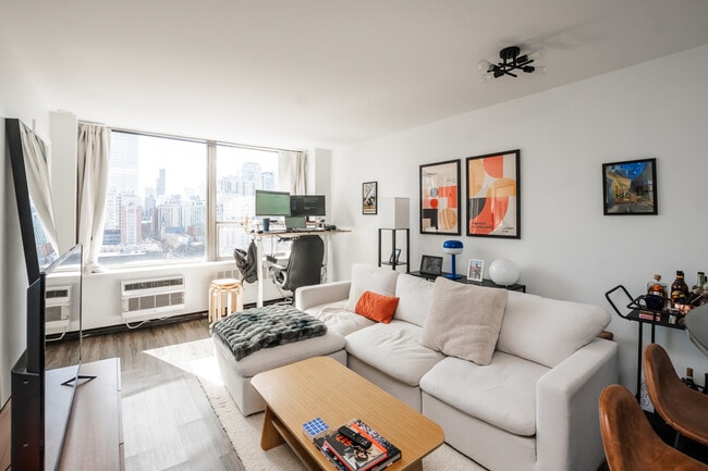 Foto del edificio - 1360 N Sandburg Terrace