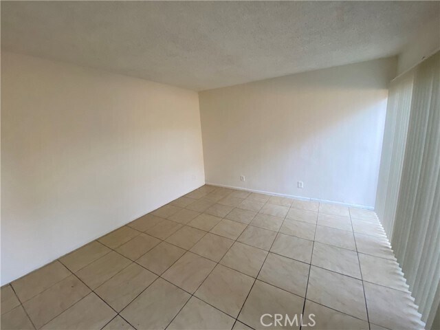 Foto del edificio - 729 S Lark Ellen Ave