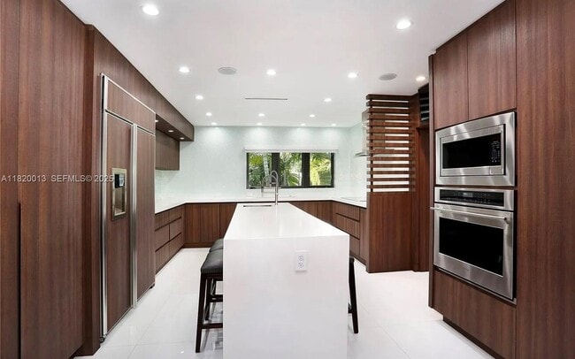 Building Photo - 6611 Leonardo St