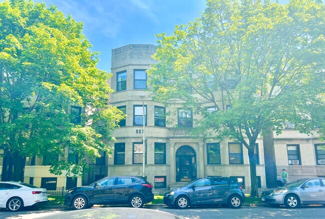 Building Photo - 909 W Sheridan Rd
