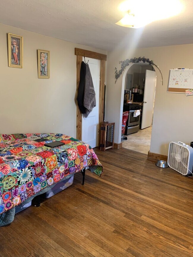 Building Photo - One bedroom, One bath duplex: Maple Heights! Available August 2026!!