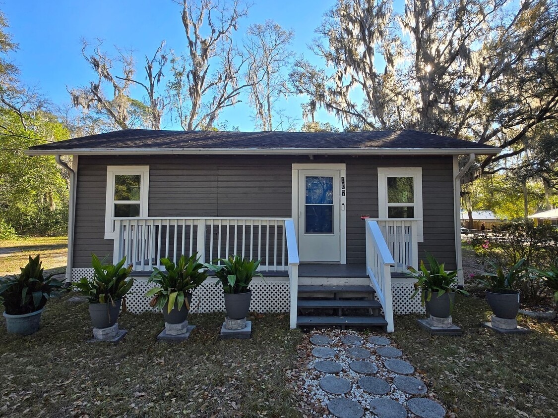 3/1 - Renovated Ranch-Style home minutes from Downtown - 3/1 - Renovated Ranch-Style home minutes from Downtown