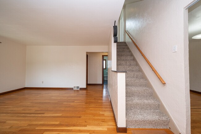 Foto del edificio - 445 Jenne Dr