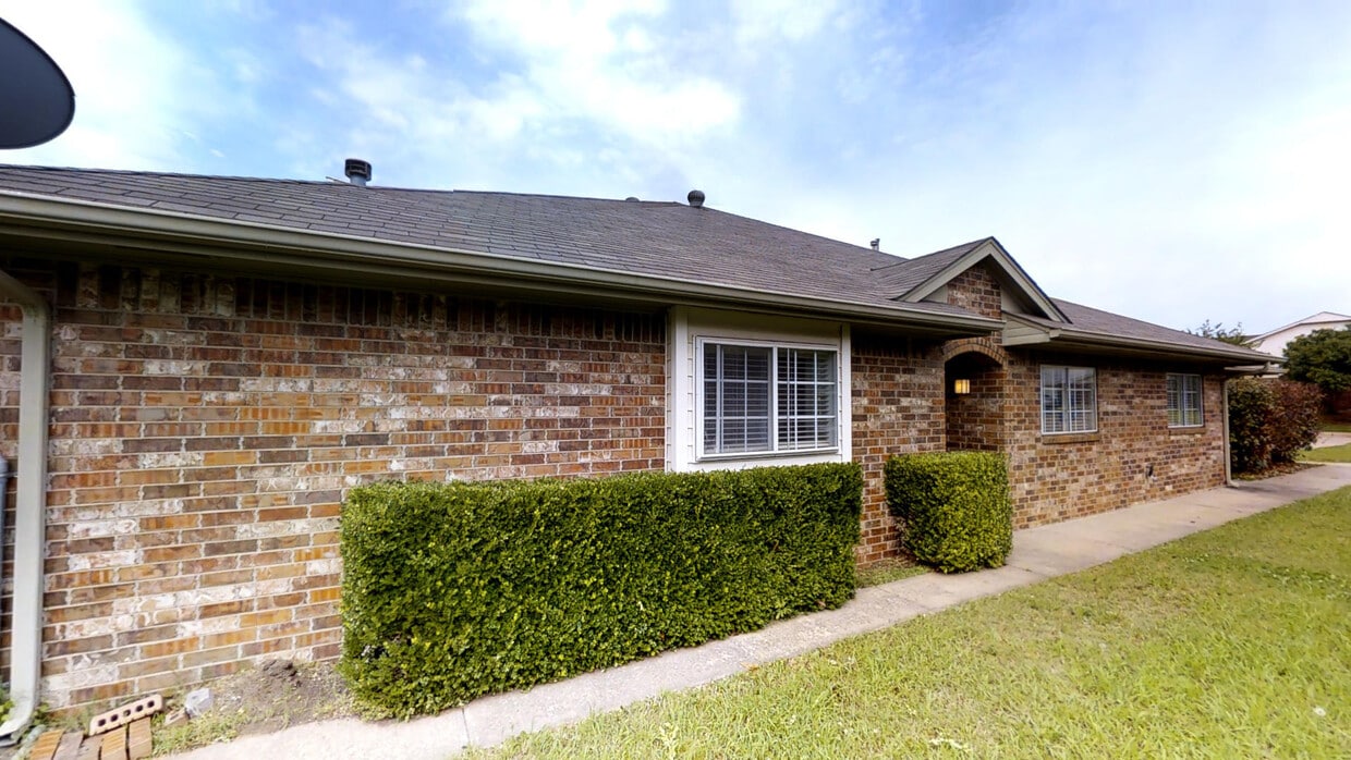 Primary Photo - 409 Britton Ct