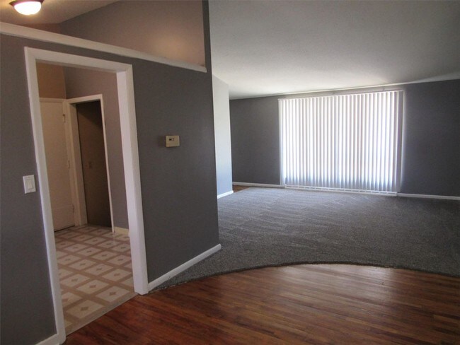 Building Photo - 714 Banner Circle