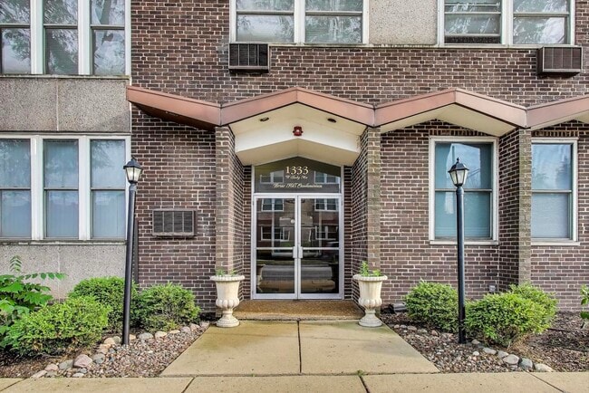 Building Photo - 1333 W Touhy Ave