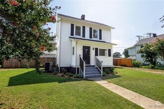 Building Photo - 1002 Haskell St