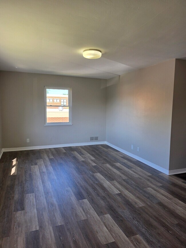 Foto del edificio - 829 Uhrig Ave