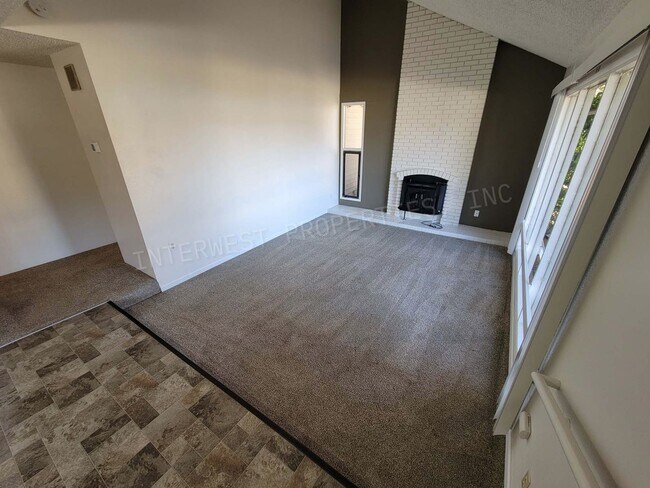 Foto del edificio - 3 BR Townhome- Wonderful Privacy Deck in Beaverton with 1 Car Garage & A/C!