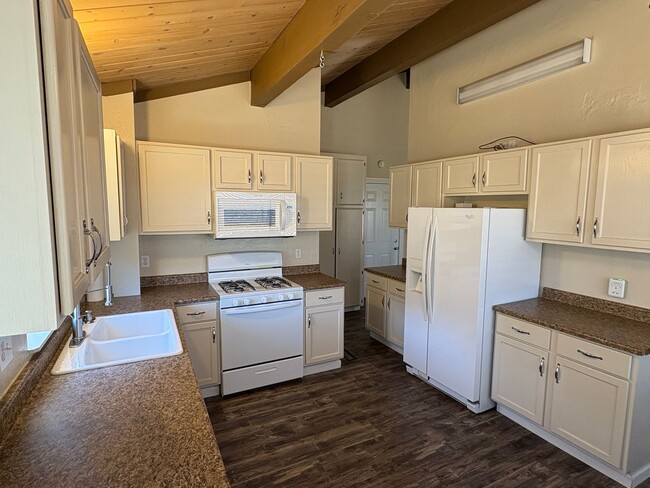 Foto del edificio - 3 bedroom, 1 & 1/4 baths on Arth