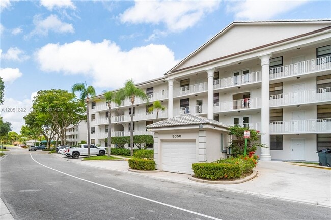 Foto del edificio - 3650 Whitehall Dr