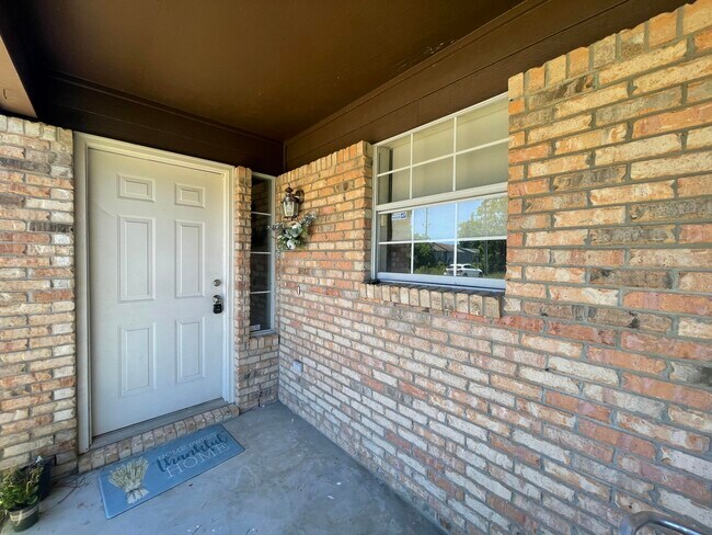 Building Photo - 1805 Whispering Oaks Ln