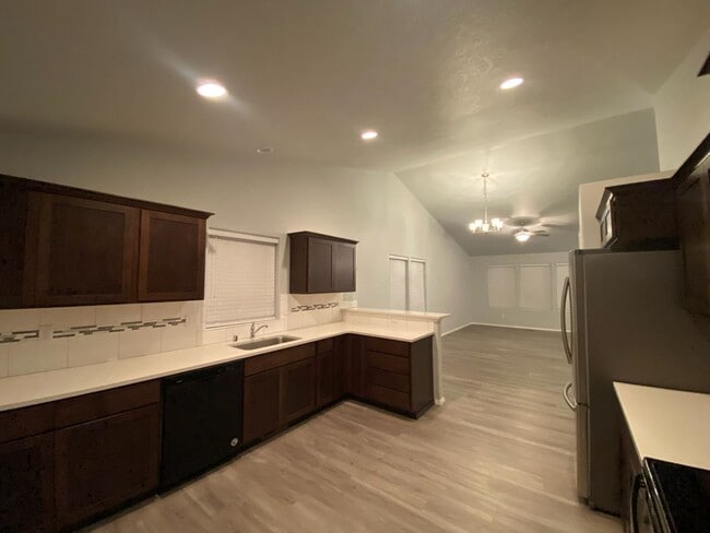 Building Photo - $2,300 - 3 Bed / 2 Bath Beautiful Home with Fully Fenced Yard in Airway Heights