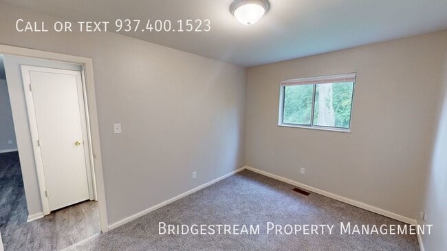 Building Photo - Updated ground level 2 bedroom, 1 bath uni...