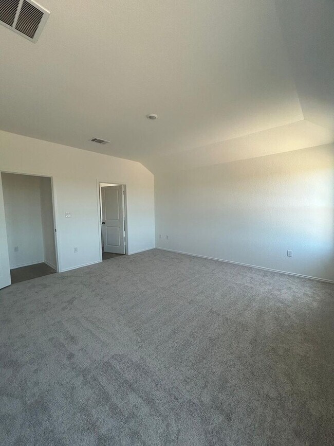 Foto del edificio - NEW BUILT, never lived in charming 4BR3 ba...