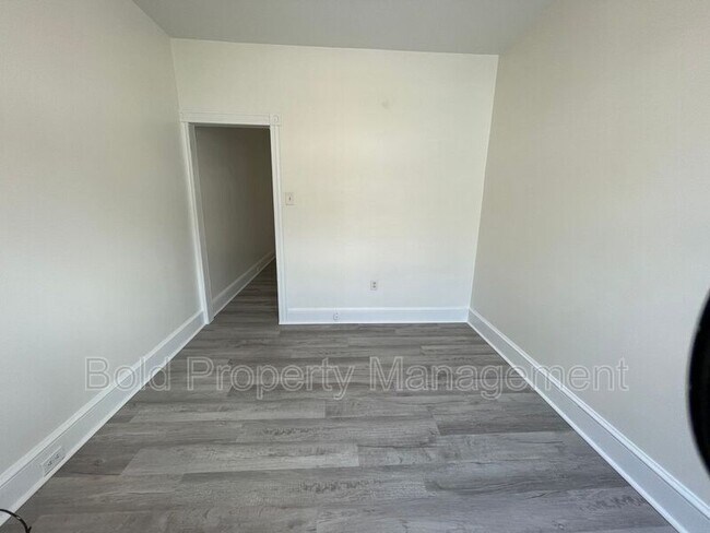 Building Photo - 1330 Kenny St