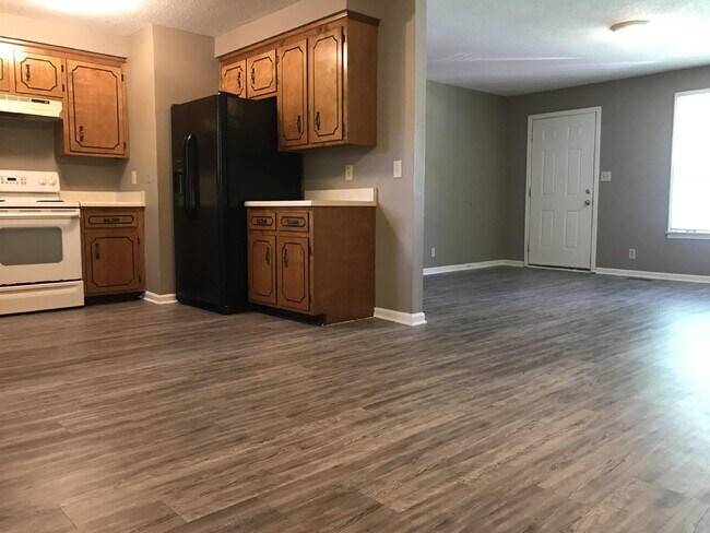 Building Photo - "Charming 3-Bedroom, 2-Bath Home with 1300...