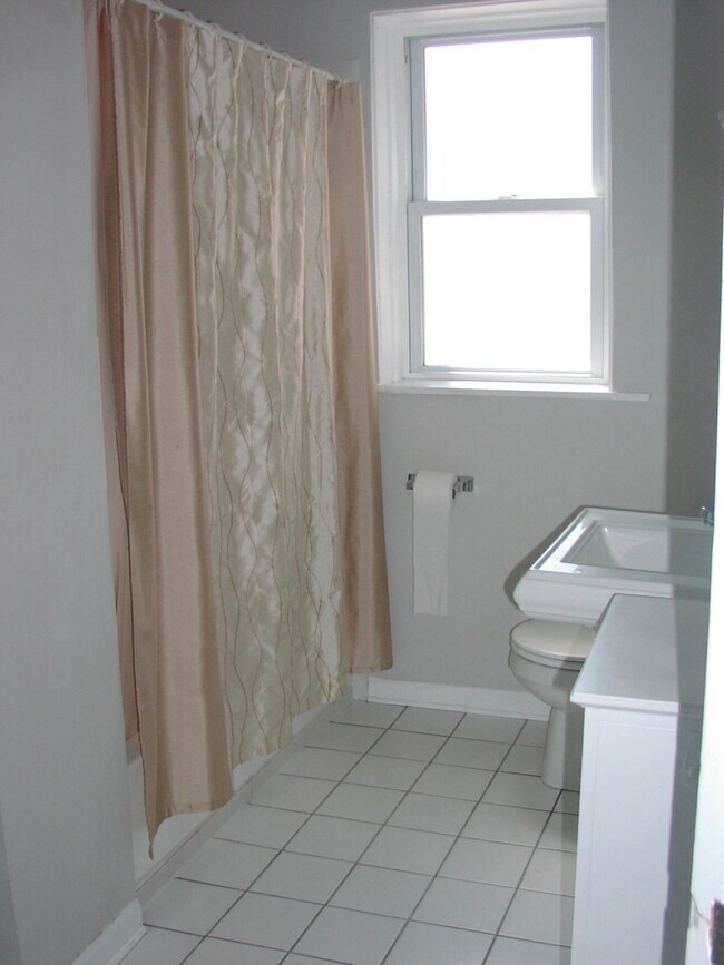 Bathroom - 2319 W Waveland Ave