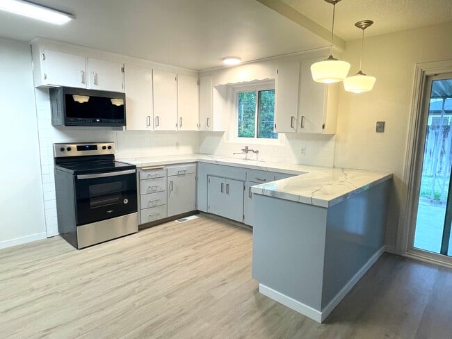 Kitchen - 647 W Beverly Dr