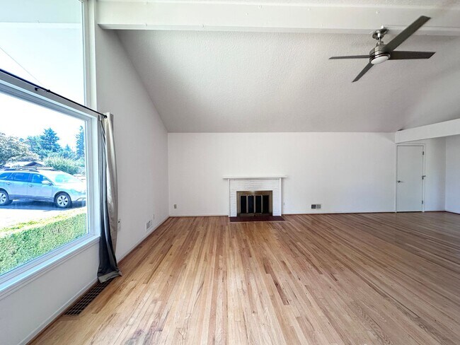 Foto del edificio - 2 Bed 1 Bath Home in Cedar Hills Neighborh...