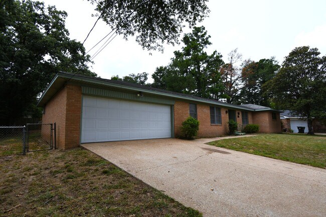 Foto del edificio - Charming 3 Bedroom, 2 Bath Home In Shady Oaks Addition!