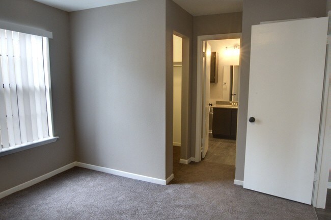 Building Photo - Oxford Oaks Apartments