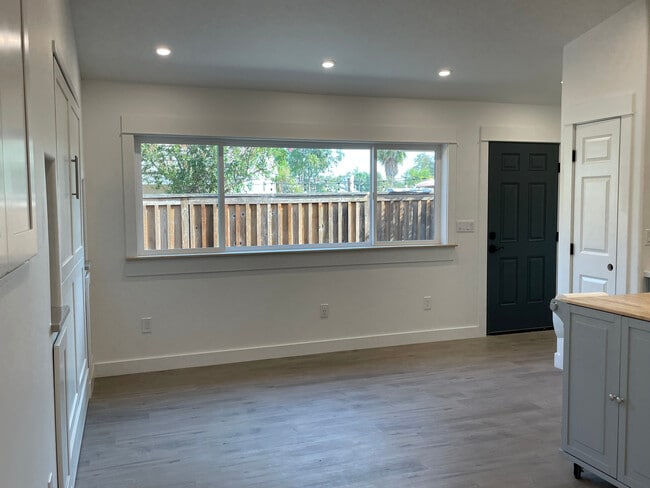 Building Photo - 41482 Willow Run Rd