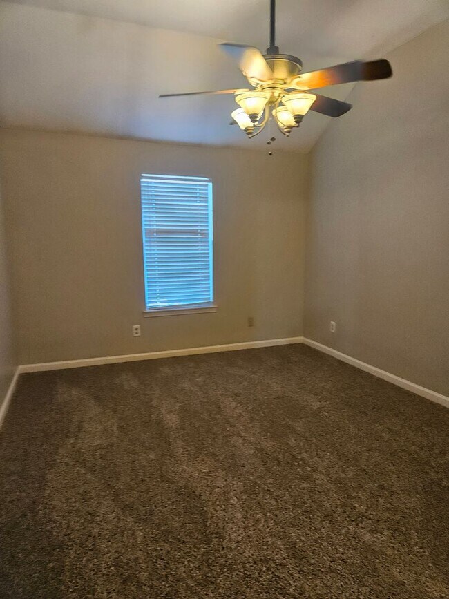 Building Photo - Move in SpECIAL $500 off first months rent!!!