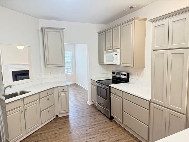 Foto del edificio - Renovated Cornelius Townhome with Garage, Pool & Elevated Rear Deck