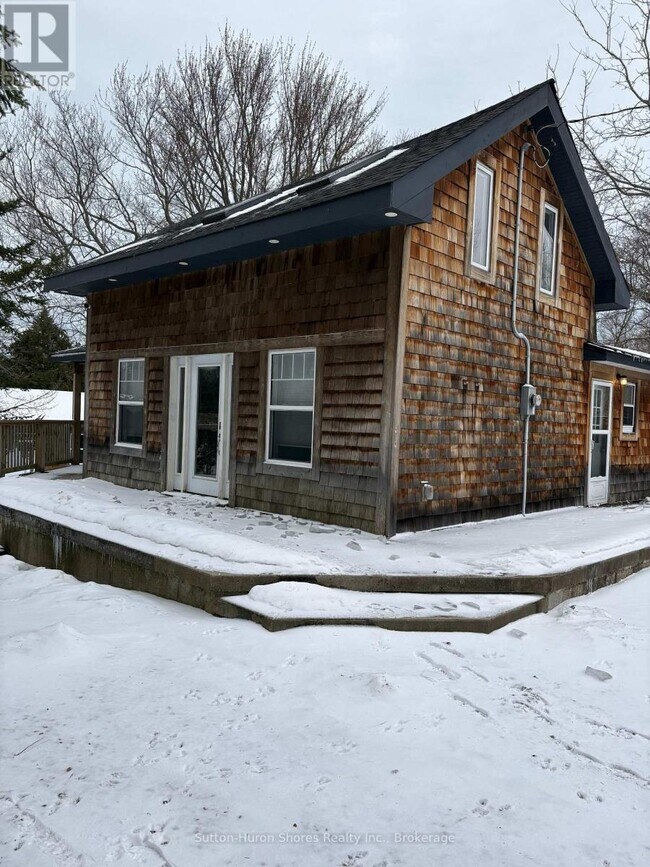 Building Photo - 60 Grenville St N