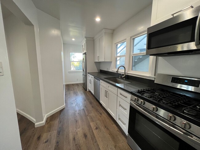 Building Photo - 955 Maltman Ave