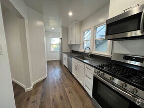 Building Photo - 955 Maltman Ave