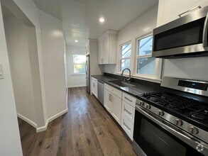Building Photo - 955 Maltman Ave