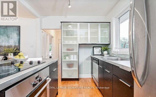 Photo du bâtiment - 349-349 Woodbine Ave