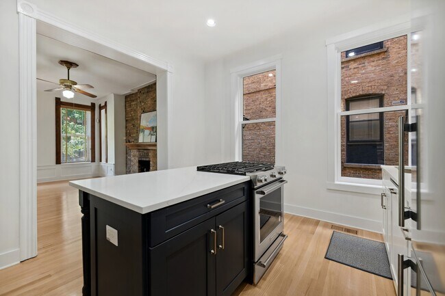Foto del edificio - 2117 N Sheffield Ave