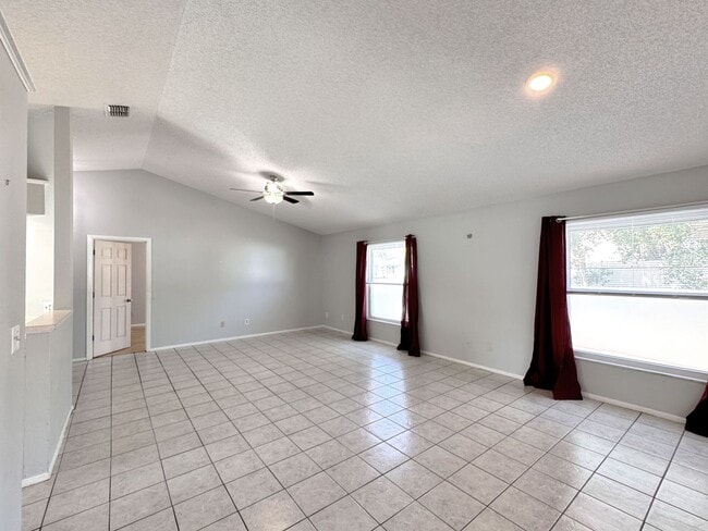 Building Photo - Two-Bedroom Home with Fenced Yard in Winte...