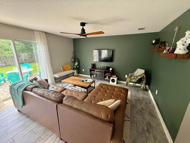 Foto del edificio - 447 Forest Glen Pl