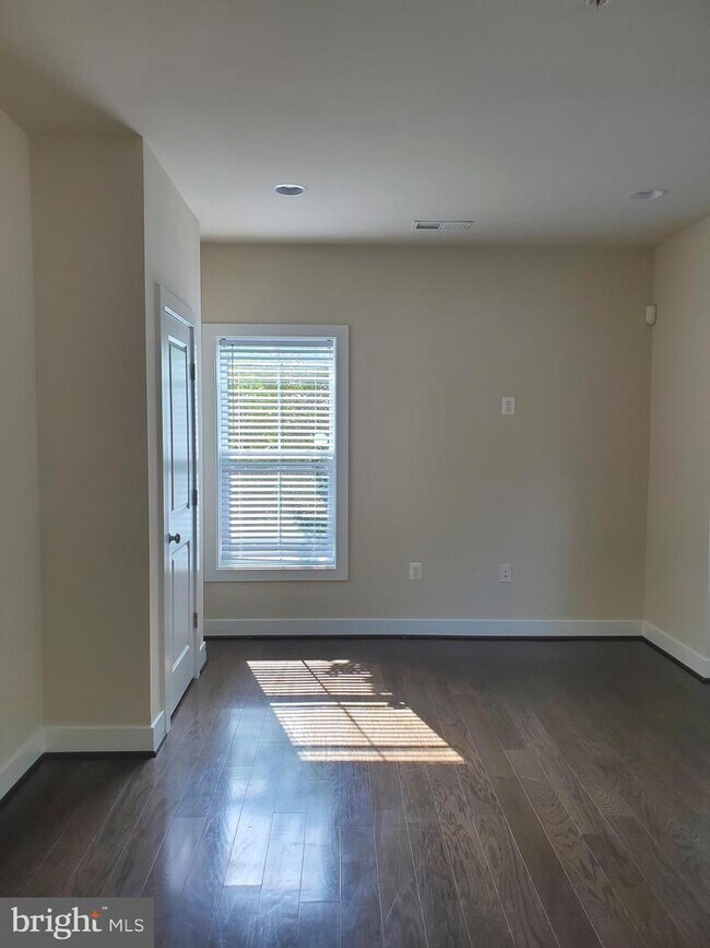 Building Photo - 2401 Glenallan Ave