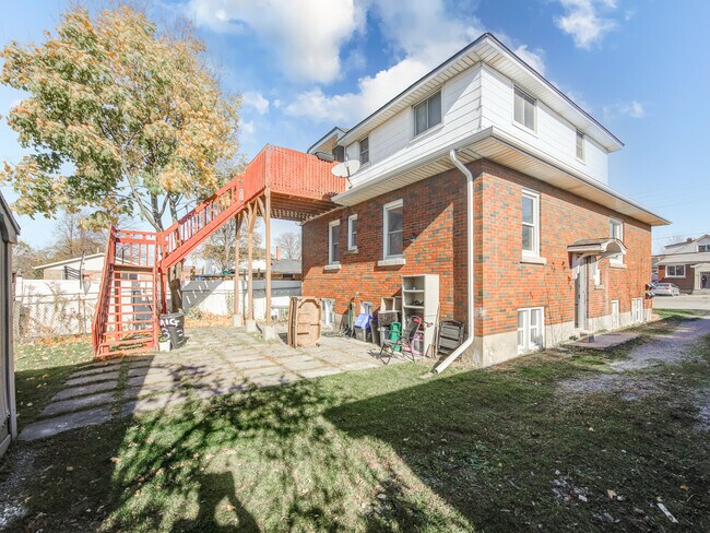 Building Photo - Upper Level 1 Bed / 1 Bath Unit Ready for Immediate Occupancy! $1,649/month (inclusive)