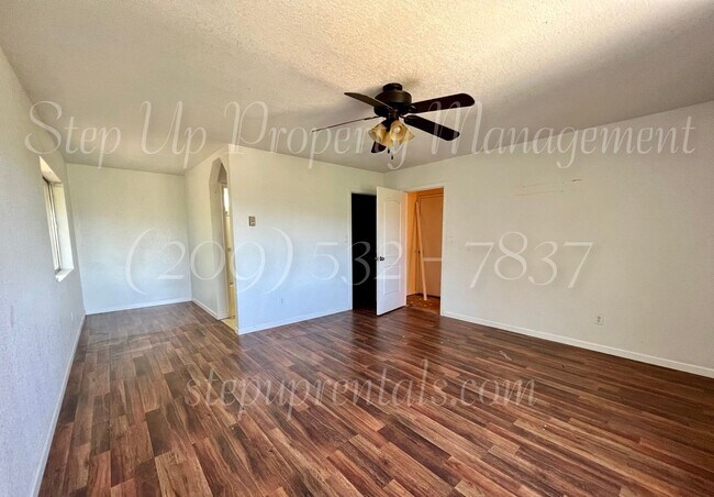 Foto del edificio - Spacious 3 Bedroom Home with Large Bonus R...