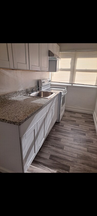 kitchen - 517 E Lodi Ave