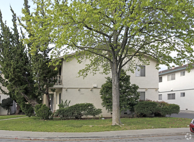 Building Photo - 1747 Ross Cir