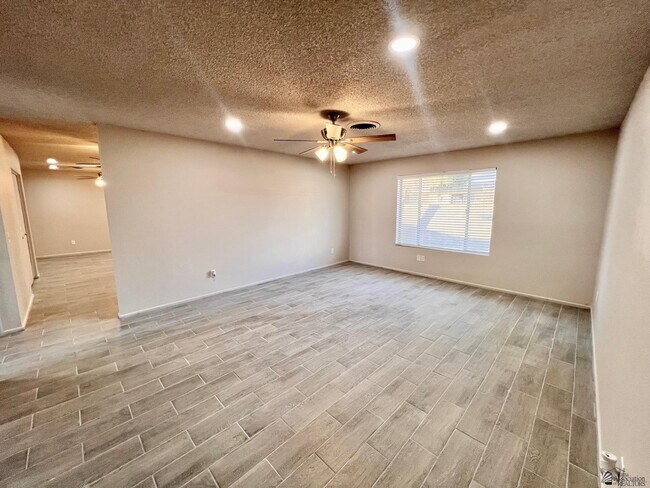 Foto del edificio - 4378 W 15th St