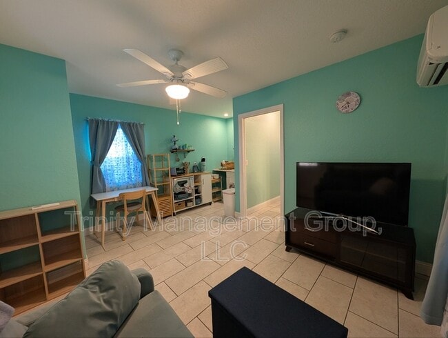 Foto del edificio - 7271 Holiday Dr