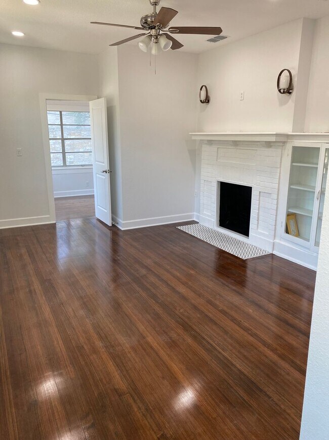 Foto del edificio - UT PRE-LEASE: 4 bed / 2 bath FULL REMODEL!...