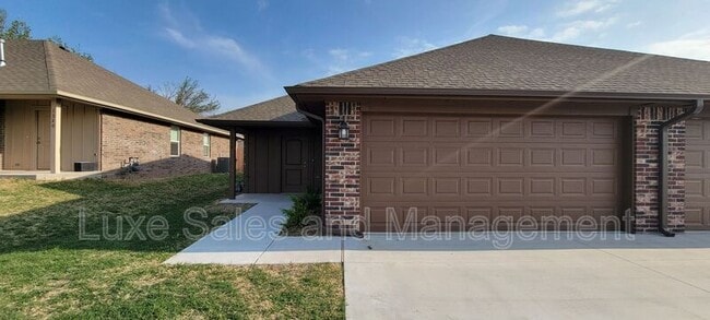 Building Photo - 1318 E Cavanaugh St