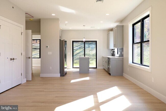 Foto del edificio - 105 Elly Dr