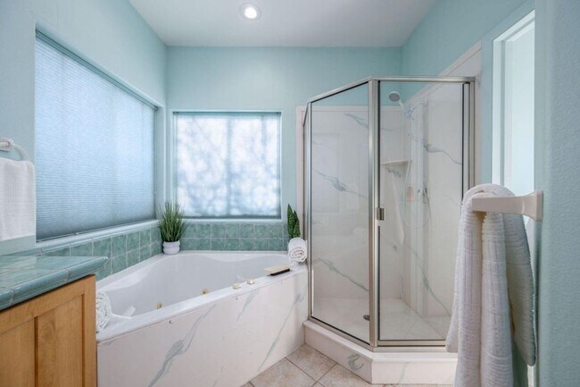 Foto del edificio - Private Corner-Lot Living in Scenic Santa Clara
