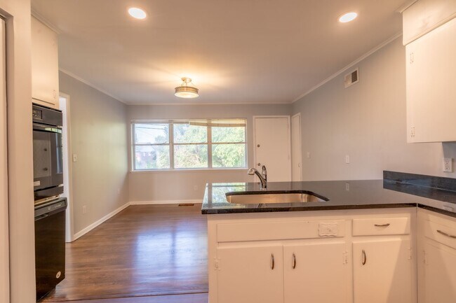 Building Photo - Large 3bed 1.5bath Home!