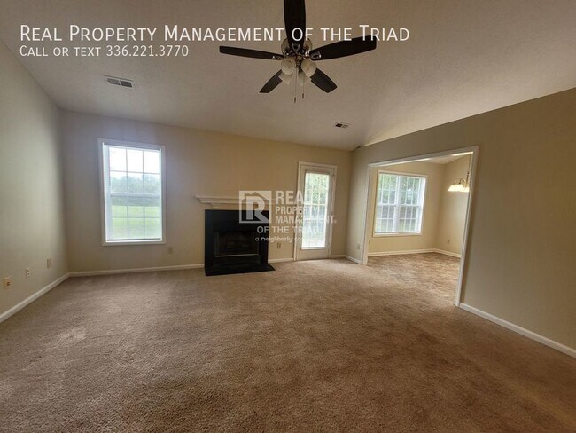 Building Photo - *MOVE IN SPECIAL* Beautiful 3BR/2BA Ranch ...